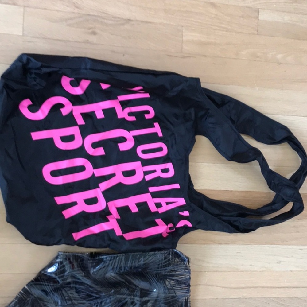 2 VS Pink bags Great weekender& accessory bag NWOT - Picture 7 of 7